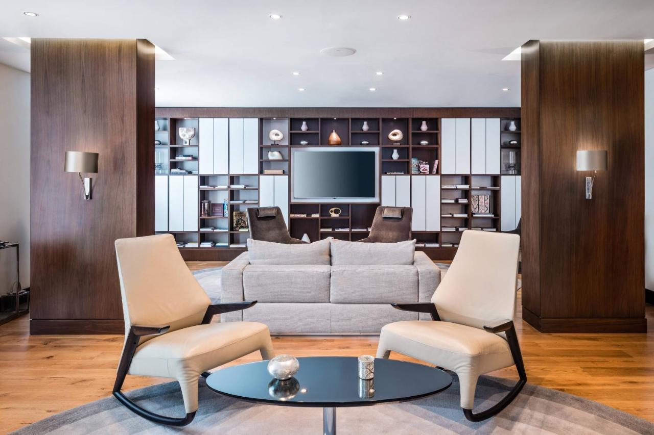 Baku Marriott Hotel Boulevard Bagian luar foto The Club lounge at London Heathrow Airport