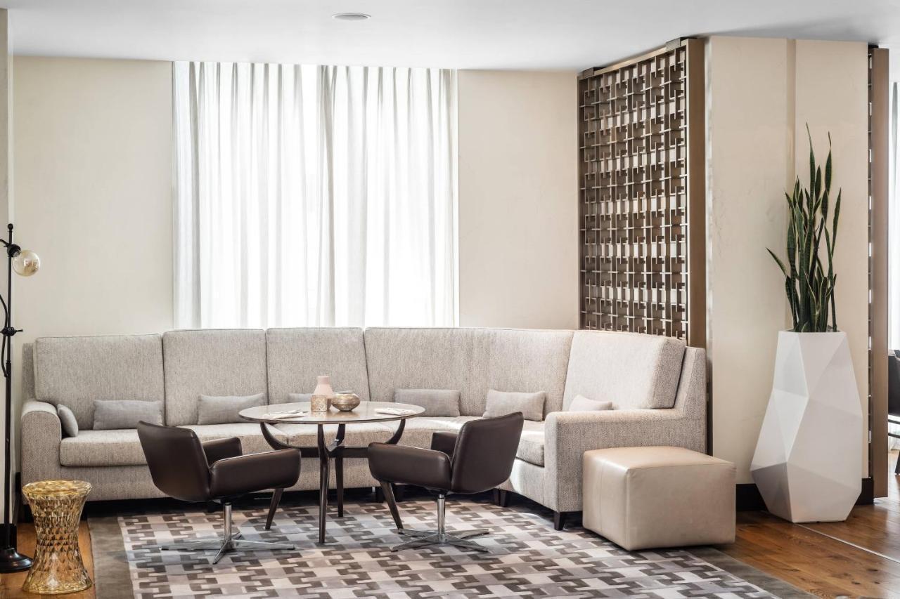Baku Marriott Hotel Boulevard Bagian luar foto A room with a screen