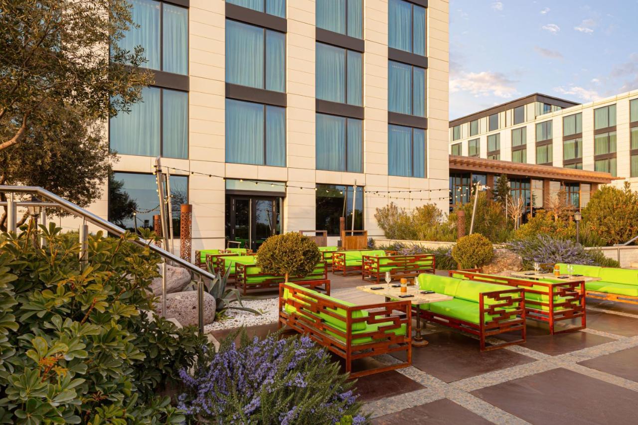 Baku Marriott Hotel Boulevard Bagian luar foto The hotel's outdoor lounge