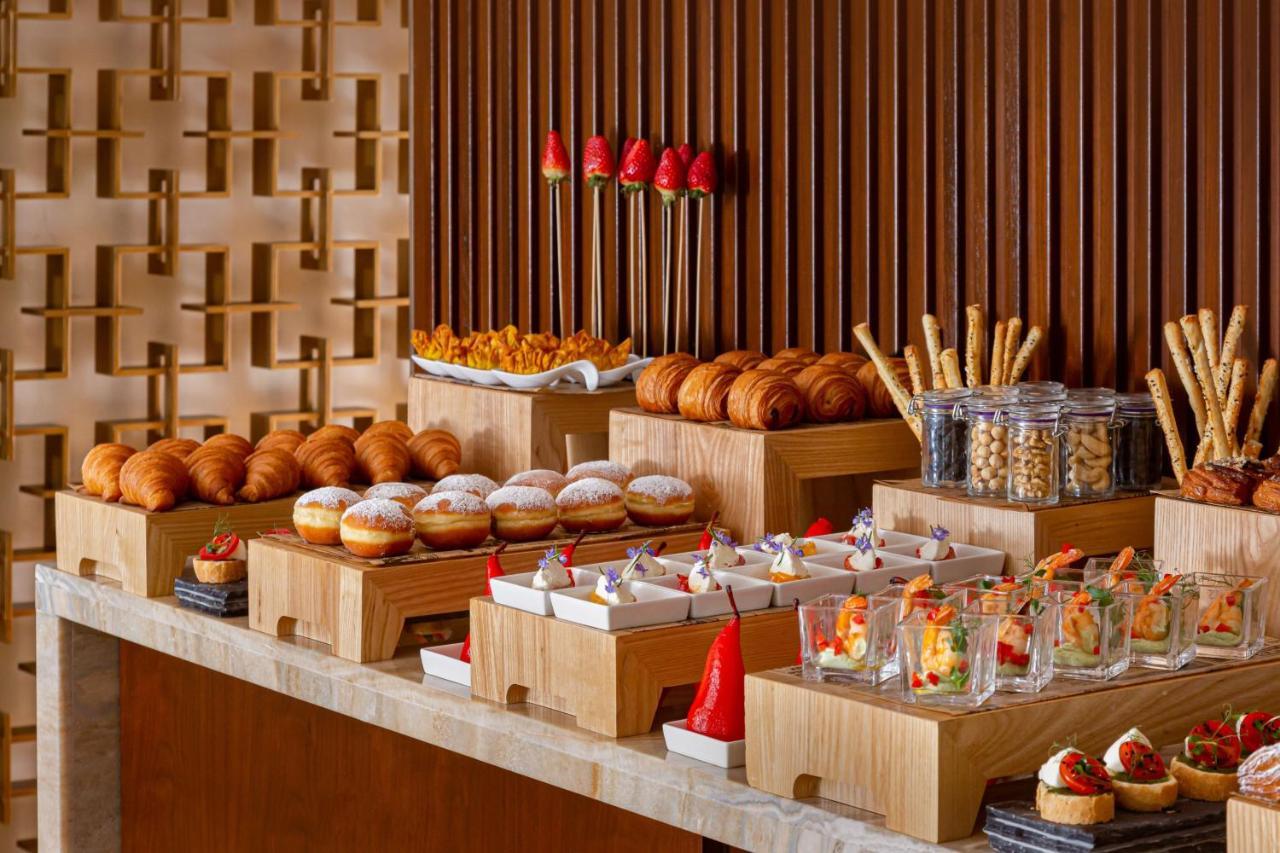 Baku Marriott Hotel Boulevard Bagian luar foto A buffet at a hotel