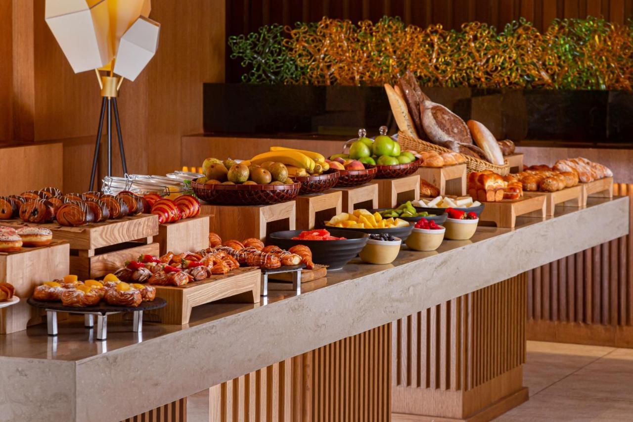 Baku Marriott Hotel Boulevard Bagian luar foto A buffet at a hotel