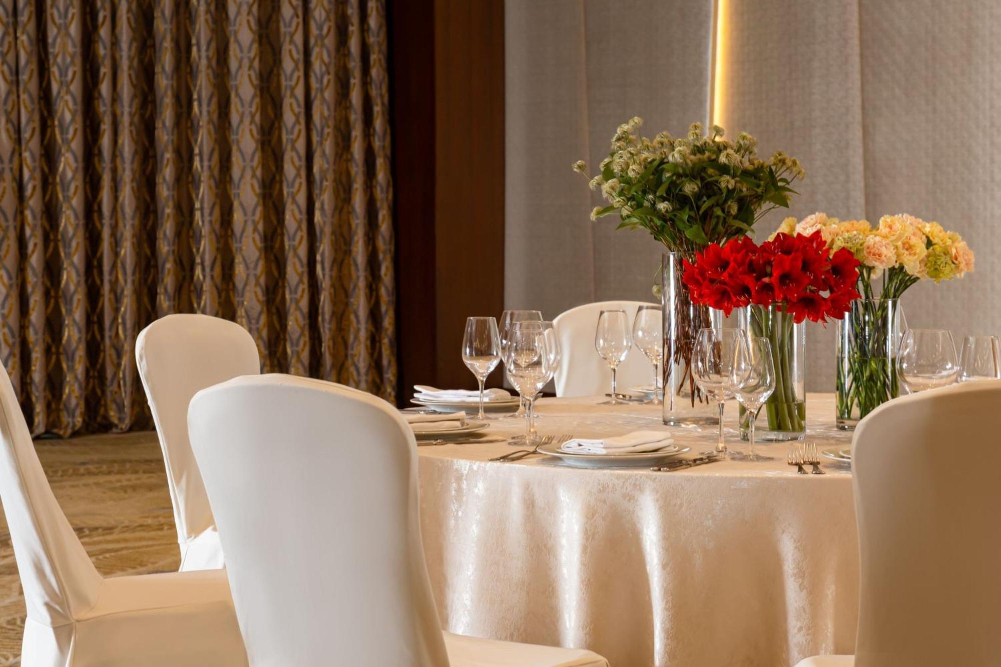 Baku Marriott Hotel Boulevard Bagian luar foto A table set for a formal dinner