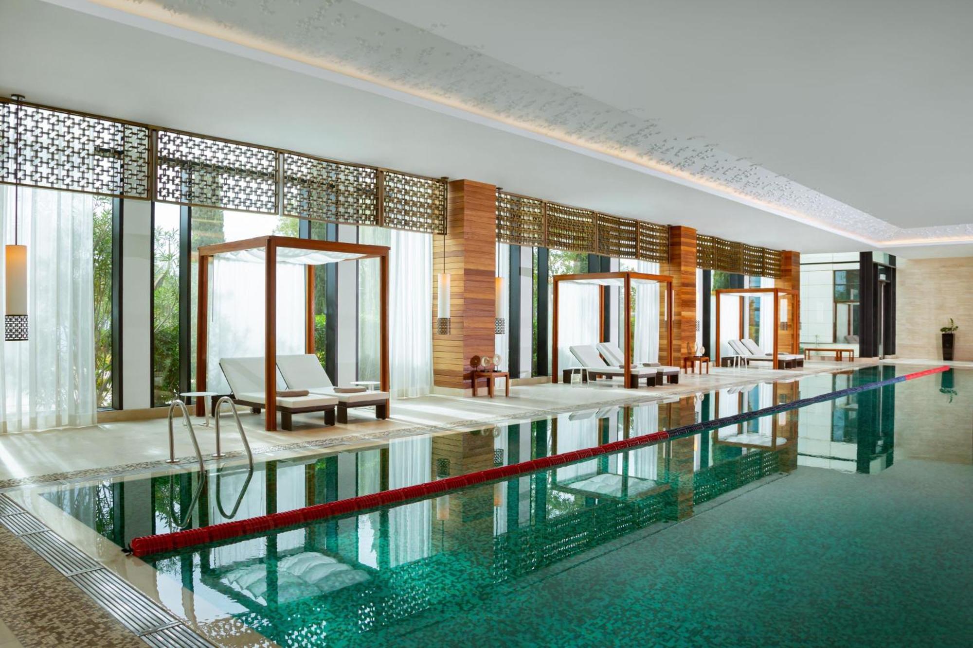 Baku Marriott Hotel Boulevard Bagian luar foto The swimming pool at the hotel