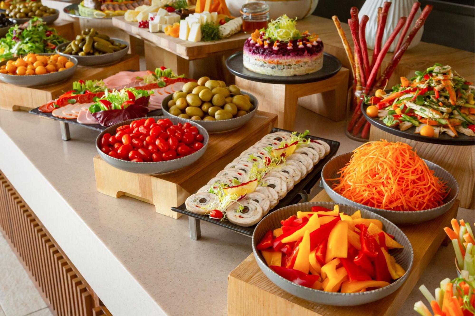 Baku Marriott Hotel Boulevard Bagian luar foto A buffet at a hotel