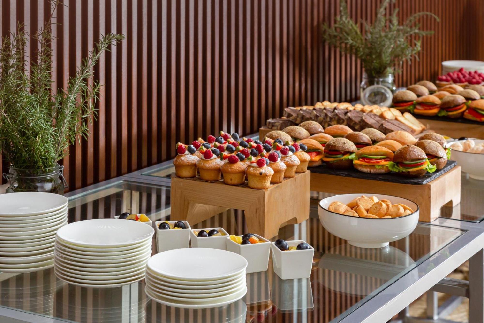Baku Marriott Hotel Boulevard Bagian luar foto A buffet