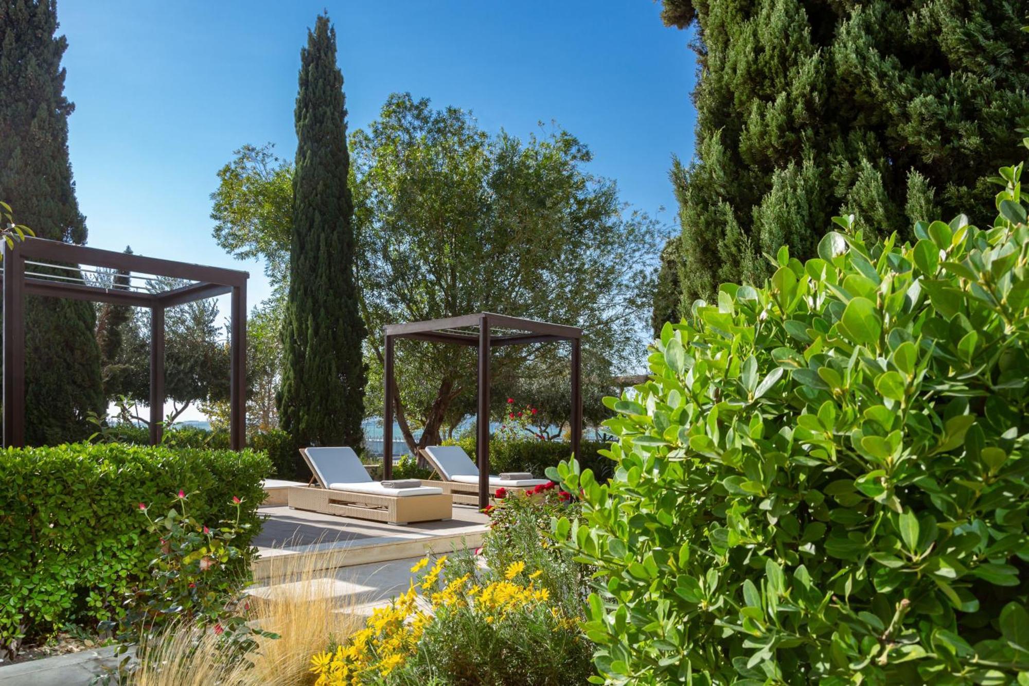 Baku Marriott Hotel Boulevard Bagian luar foto The gardens of the hotel