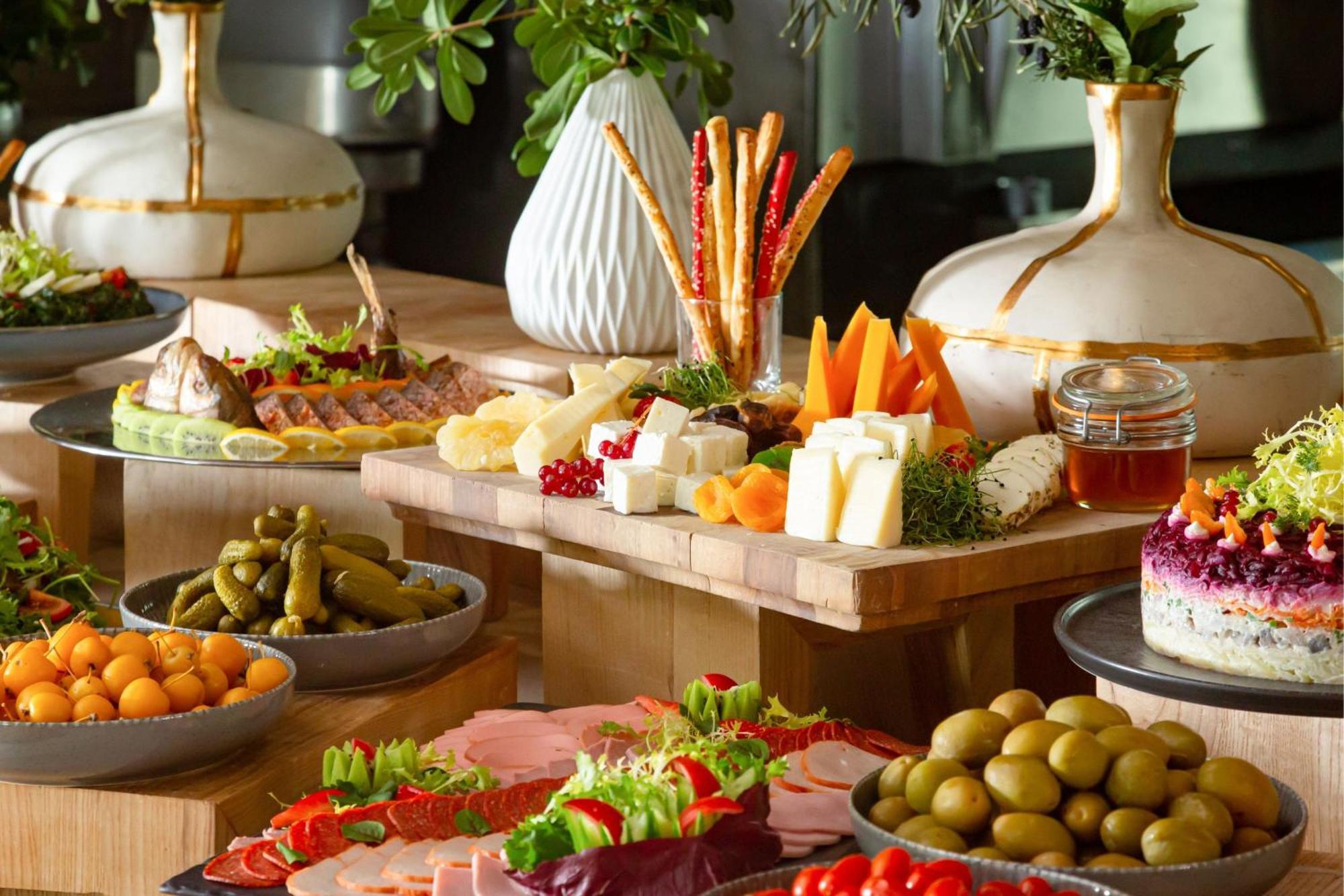 Baku Marriott Hotel Boulevard Bagian luar foto A buffet at a hotel