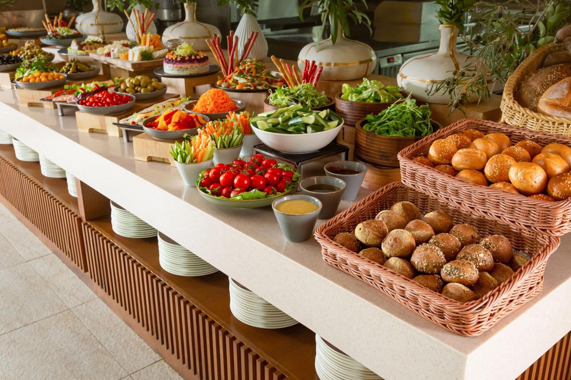 Baku Marriott Hotel Boulevard Bagian luar foto A salad bar