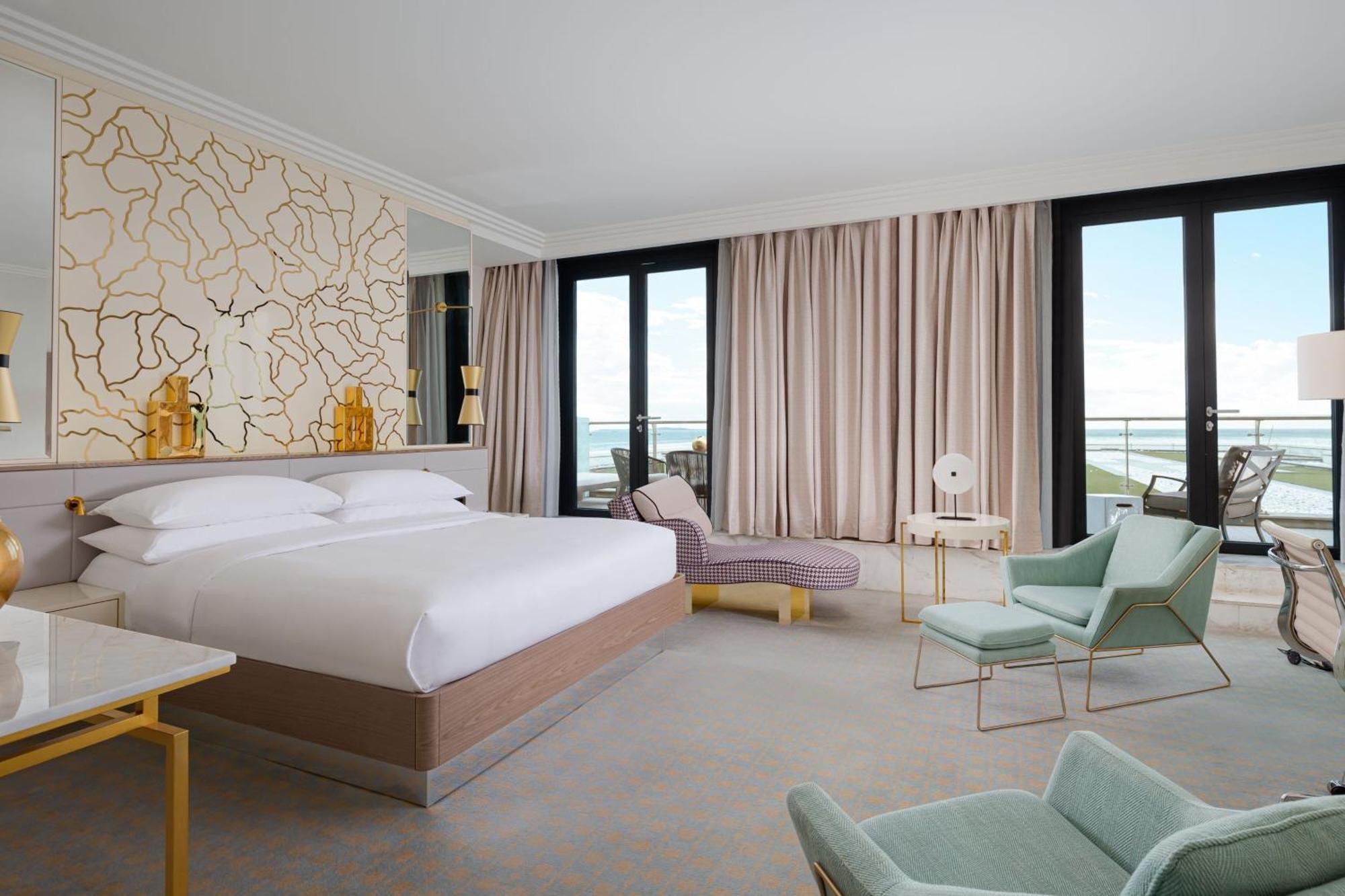 Baku Marriott Hotel Boulevard Bagian luar foto A bedroom at the hotel