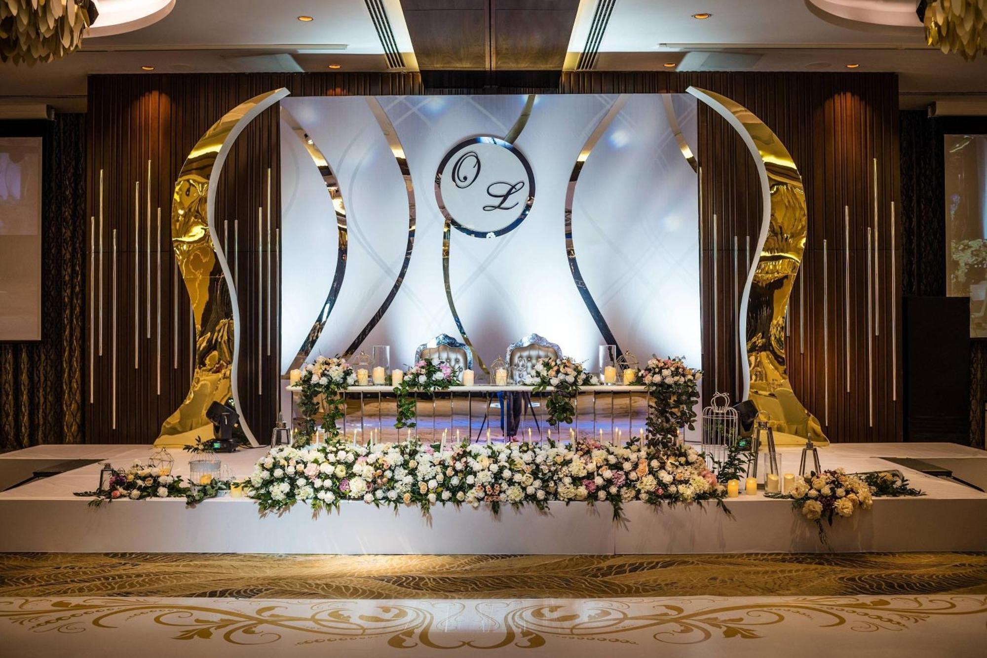 Baku Marriott Hotel Boulevard Bagian luar foto A modern wedding reception